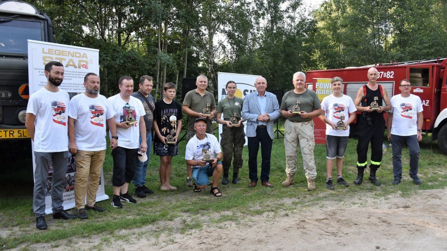 Zdjęcie grupowe. Uczestnicy z pamiątkowymi statuetkami od Powiatu Zgierskiego.