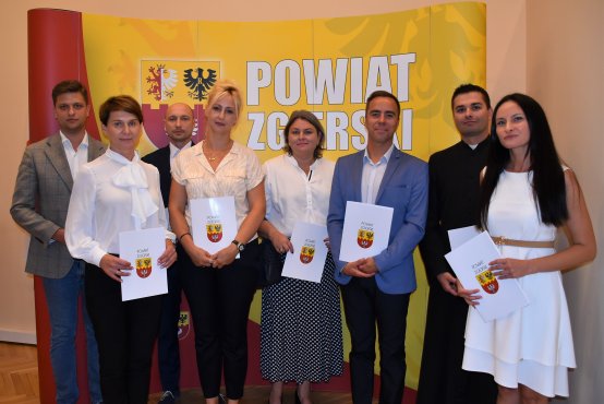 Wspólne zdjęcie mianowanych nauczycieli z Wicestarostą Zgierskim