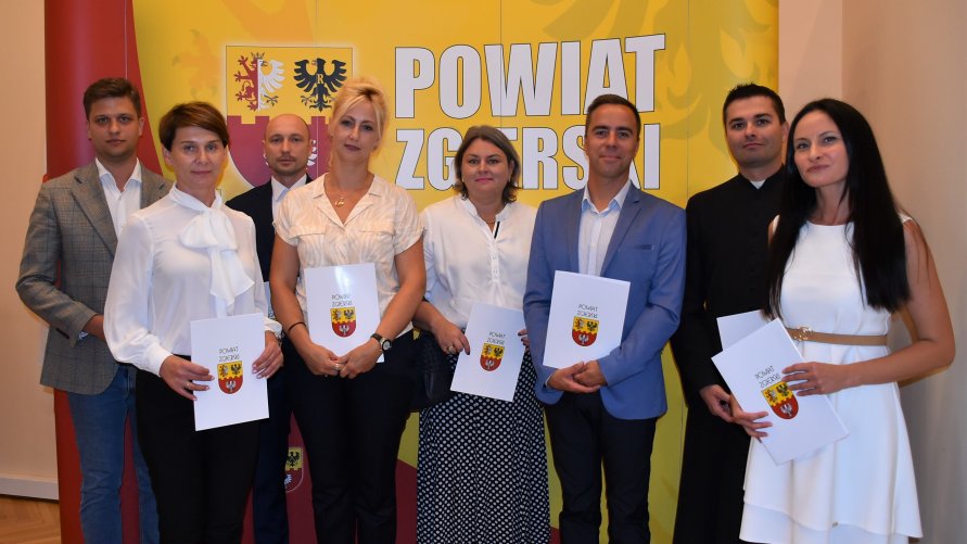 Wspólne zdjęcie mianowanych nauczycieli z Wicestarostą Zgierskim