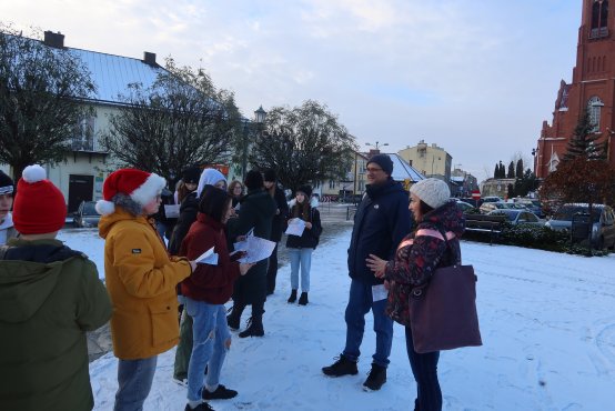 Uczniowie wraz z wychowawcą i przewodniczką rozwiązują zadania questu.

