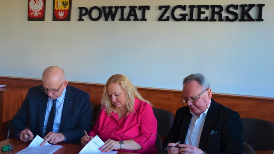 Starosta Zgierski Bogdan Jarota, Katarzyna Łebedowska z Zarządu Powiatu Zgierskiego oraz Marek Kijanowicz, prezes Przedsiębiorstwa Budowy Dróg i Mostów ERBEDIM