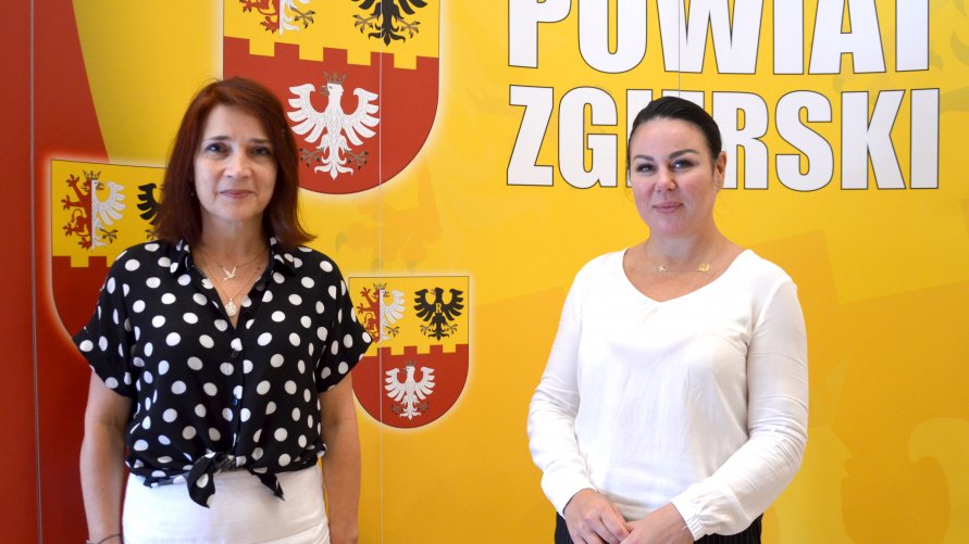 Na zdjęciu Dorota Awgul (z prawej strony) wraz z dyrektor „Cezaka” Lilianą Lipińską
