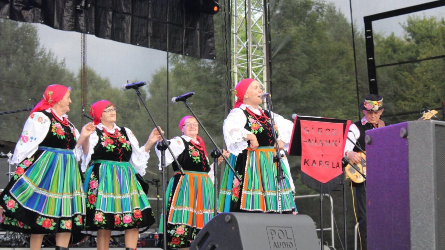 Jubileuszowy występ Giecznianek z Kapelą na scenie w Dzierżąznej. Fot. GCK Dzierżązna