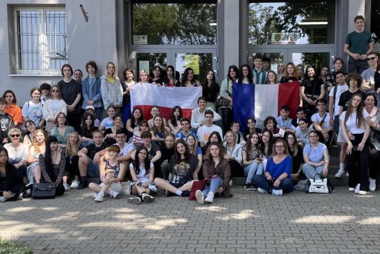 Uczniowie z Polski i Francji przed budynkiem zgierskiego I LO.