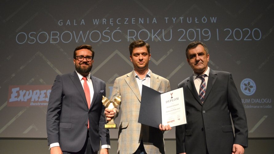 Na zdjęciu wicestarosta zgierski Dominik Gabrysiak, podczas wręczania statuetki oraz dyplomu "Osobowość Roku 2020"