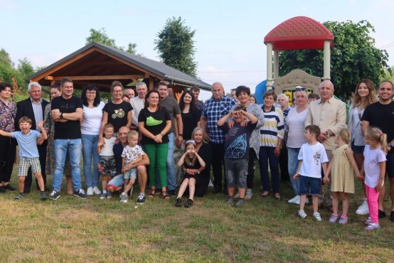 Zdjęcie grupowe uczestników pikniku