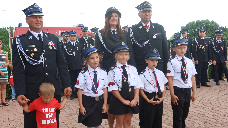 Odznaczone medalami dzieci - kandydaci na strażaków
