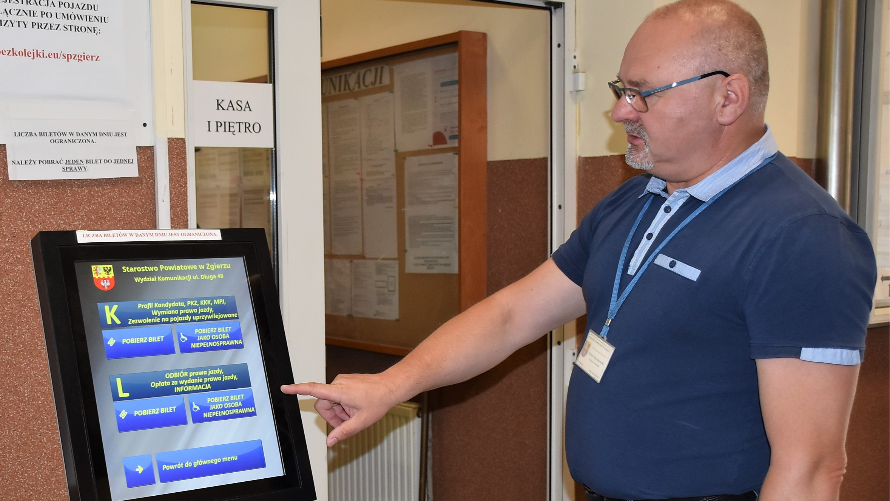 Na zdjęciu z-ca Naczelnika Wydziału Komunikacji Robert Śniecikowski.