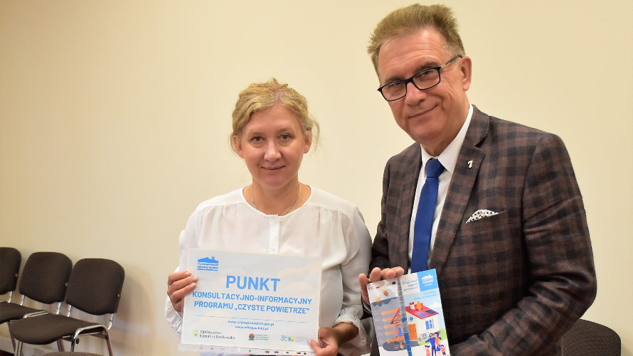 Na zdjęciu Karol Maśliński z Zarządu Powiatu Zgierskiego oraz Małgorzata Skupińska - doradca energetyczny WFOŚ