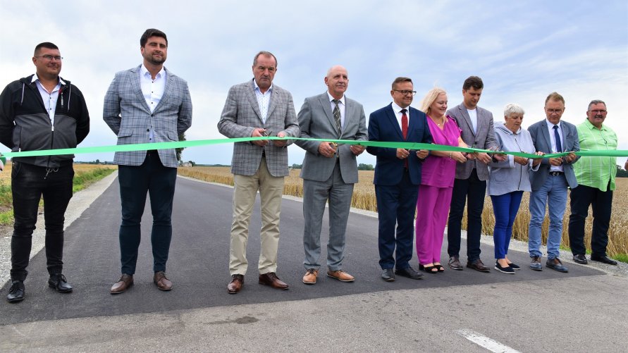 na zdjęciu m.in. Starosta Zgierski Bogdan Jarota, Wicestarosta Zgierski Dominik Gabrysiak, członkowie Zarządu Powiatu Zgierskiego Katarzyna Łebedowska i Karol Maśliński, Przewodniczący Rady Powiatu Zgierskiego Mirosław Burzyński, Poseł Marek Matuszewski