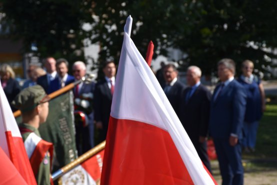 Flaga Polski na tle uroczystości w Głownie